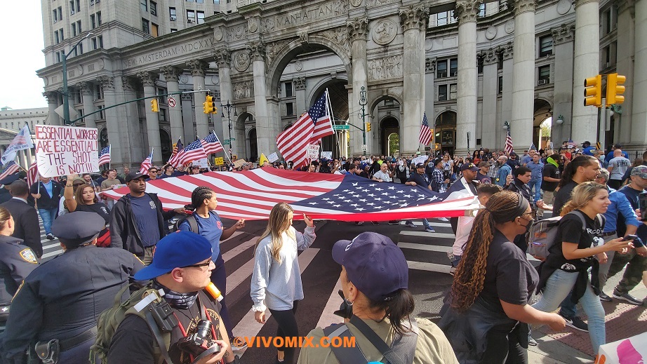 Thousands of workers in New York City shut down Brooklyn Bridge walking from Brooklyn to City Hall in Manhattan to protest against vaccine mandates - vivomix