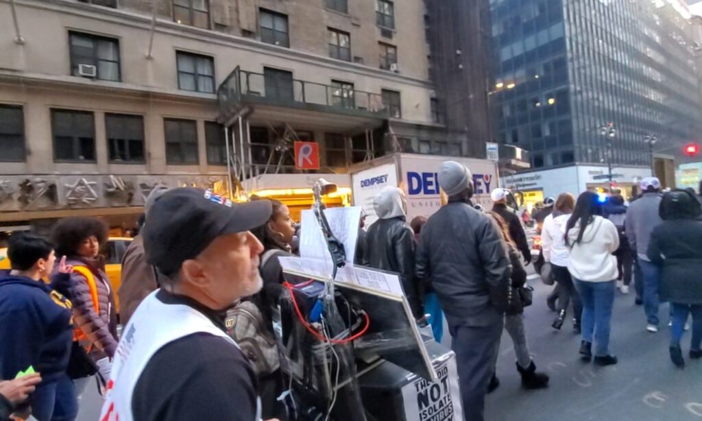 NYC_thousands_protest_vax_mandates_-_vivomix